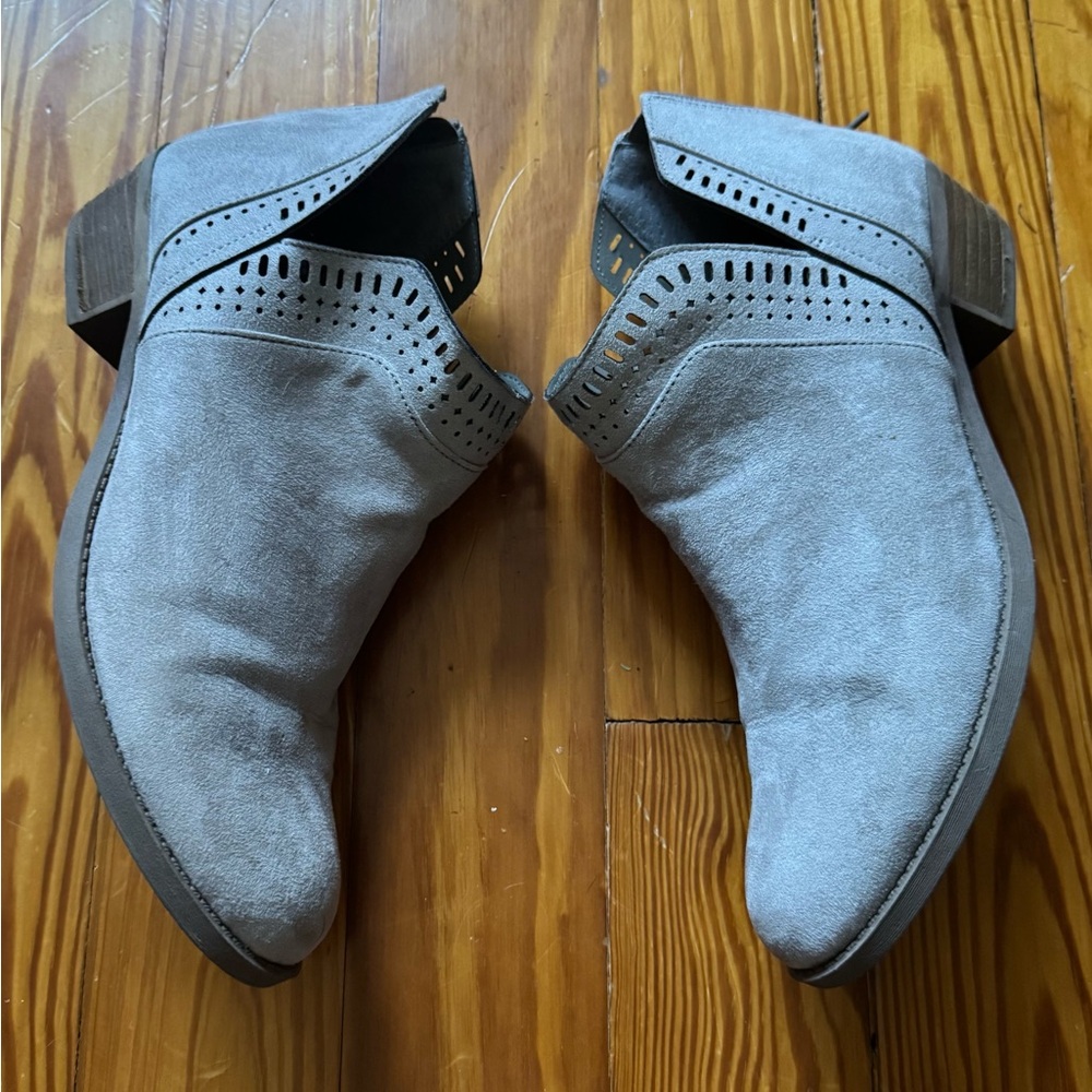 Gray Ankle Booties by Carlos size 9.5 - Picture 4 of 4